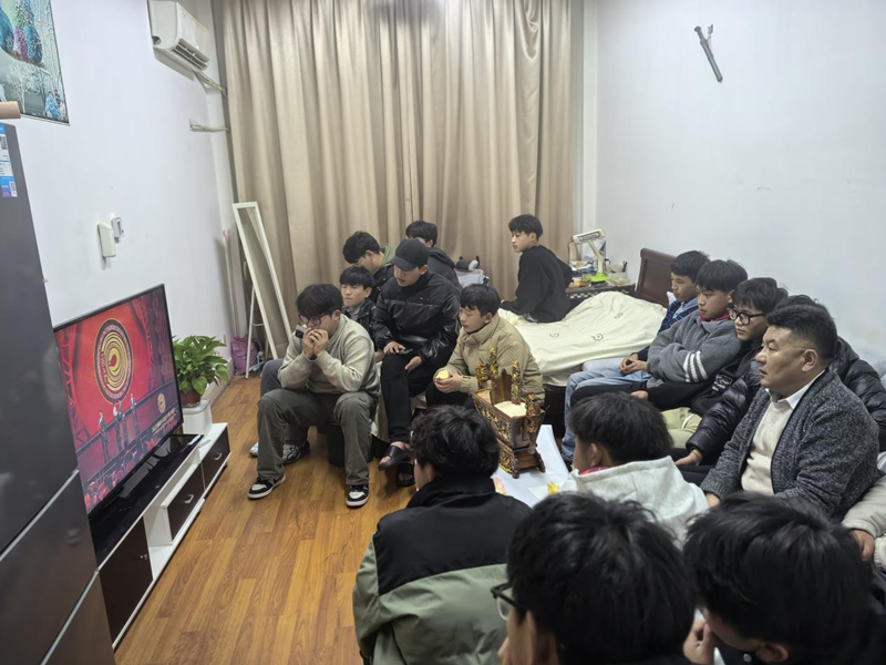 图片13管理老师陪同西藏班学生观看藏历新年晚会_副本.png